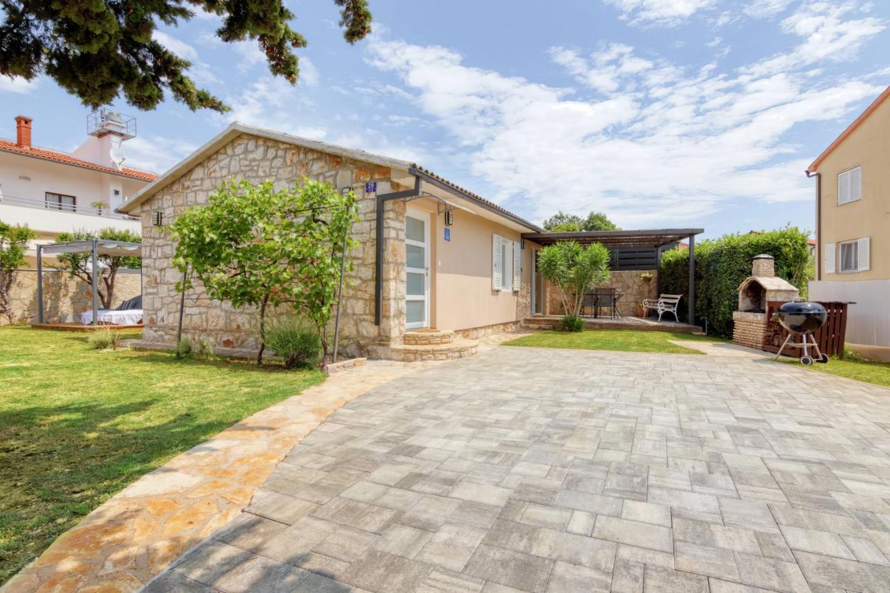 Holiday House "Laurus Garden" With Private Parking Medulin Exterior foto